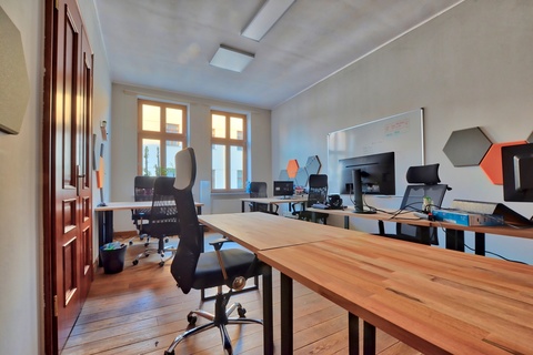 private room for 8 desks