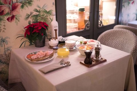 a plate topped with a vase of flowers on a table