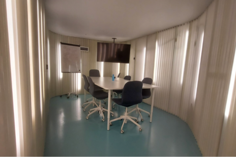 FACTS COWORKING | 8 PAX SERVICED MEETING ROOM