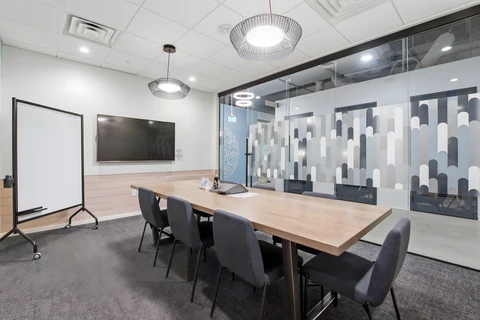 Hustle (TV) - 1st Floor