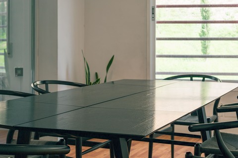 Natural Light 10 People Glazed Meeting Room