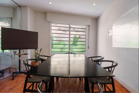Natural Light 10 People Glazed Meeting Room