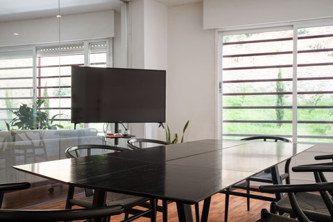 Natural Light 10 People Glazed Meeting Room