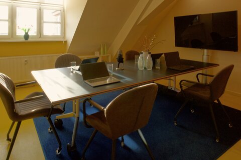 Hedy: A room for meetings - on-site and online with the whole world
