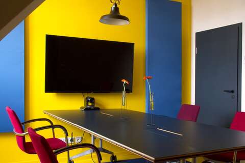 Hedy: A room for meetings - on-site and online with the whole world