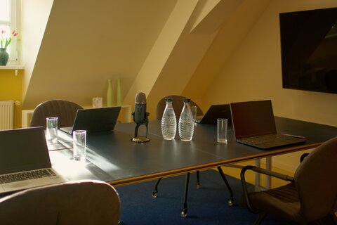 Hedy: A room for meetings - on-site and online with the whole world