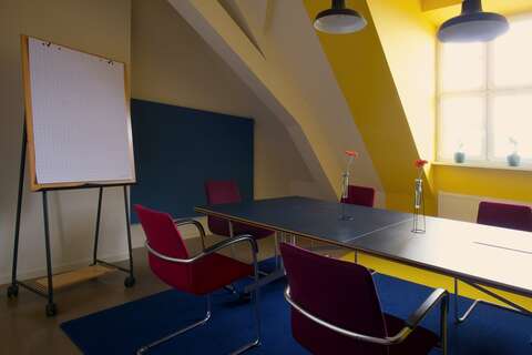 Hedy: A room for meetings - on-site and online with the whole world