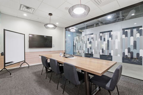 Hustle (TV) - 1st Floor