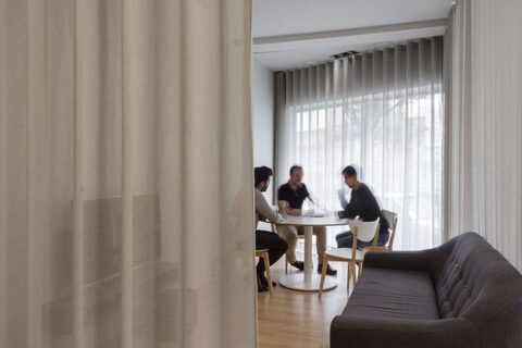 FACTS COWORKING | 8 PAX SERVICED MEETING ROOM