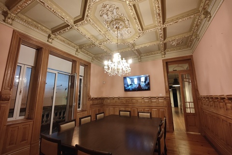 FACTS VINTAGE  | 10 PAX SERVICED MEETING ROOM 